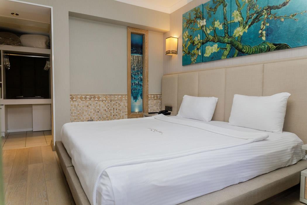 En fazla 2 yetişkin + 1 bebek (0-2 yaş).