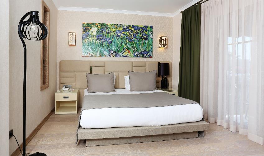 En fazla 2 yetişkin + 1 bebek (0-2 yaş).