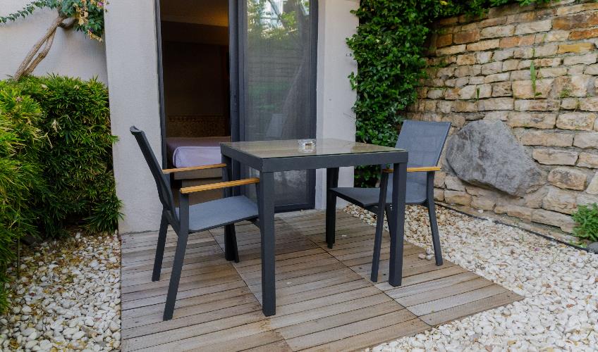 En fazla 2 yetişkin + 1 bebek (0-2 yaş).