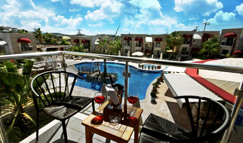 En fazla 3 yetişkin + 1 çocuk + 1 bebek (0-2 yaş) veya 2 yetişkin + 1 çocuk + 1 bebek (0-2 yaş).