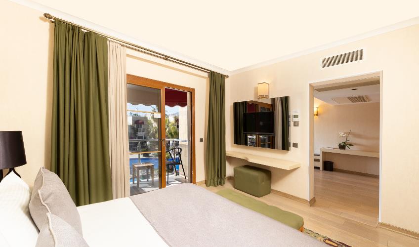 En fazla 3 yetişkin + 1 bebek (0-2 yaş).