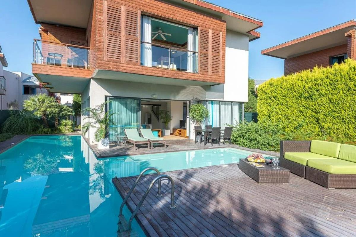 En az 4 yetişkin, En fazla 6 yetişkin veya 5 yetişkin + 1 çocuk.