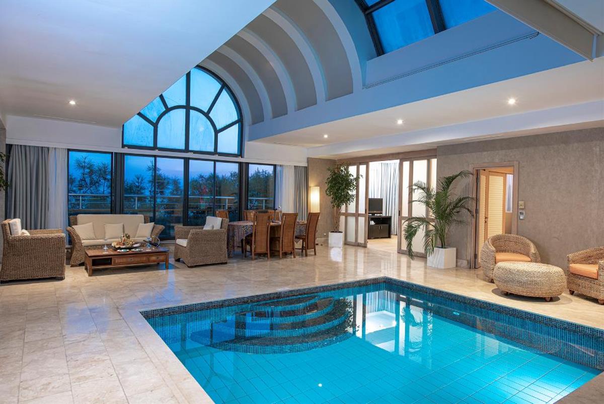 En az 3 yetişkin, En fazla 4 yetişkin veya 3 yetişkin + 1 çocuk.