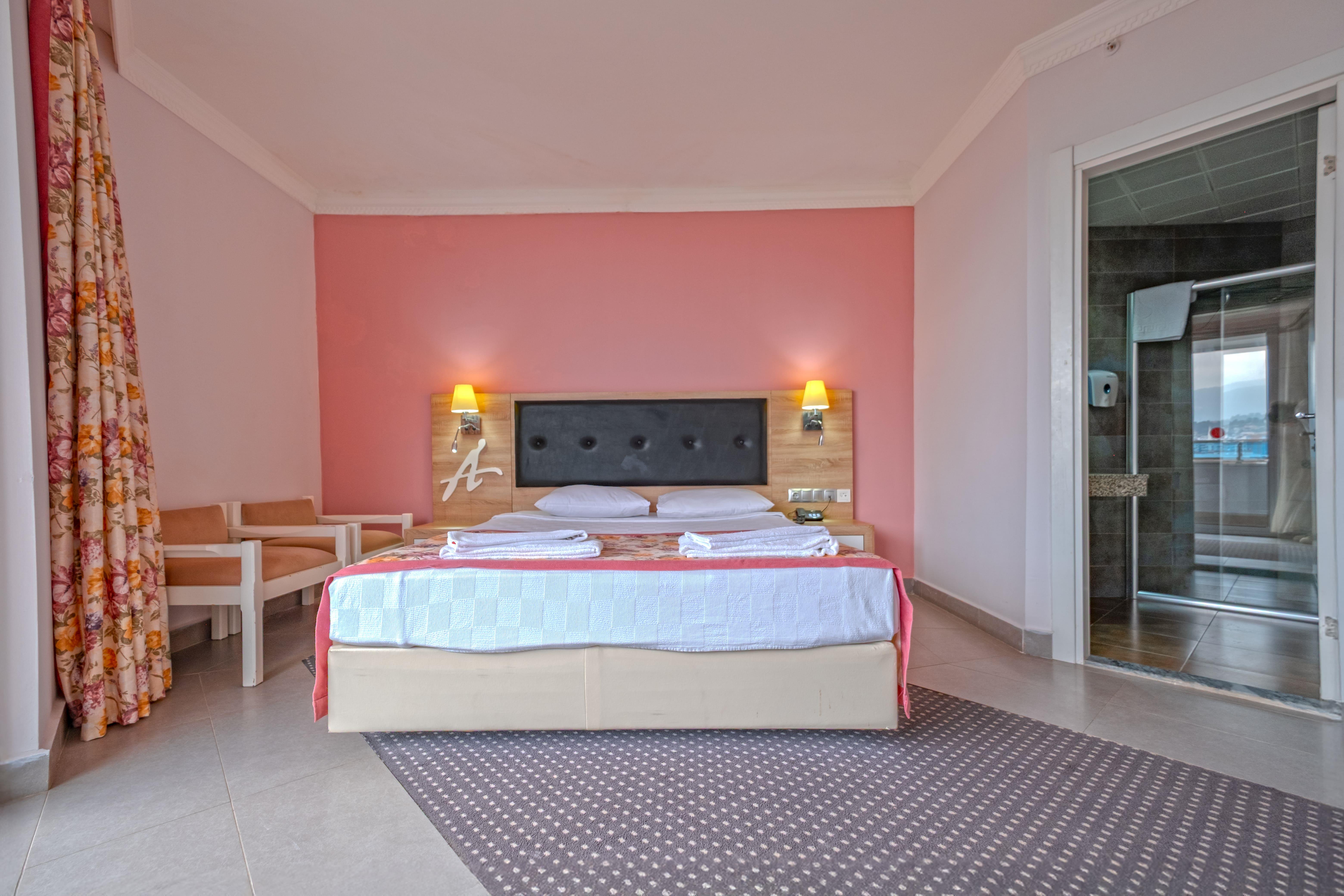 En fazla 3 yetişkin + 1 çocuk veya 2 yetişkin + 2 çocuk.