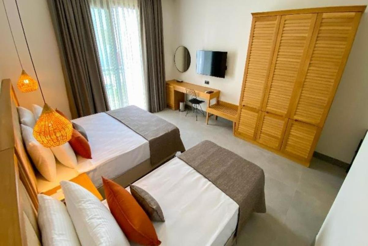 En fazla 3 yetişkin veya 2 yetişkin + 1 çocuk.