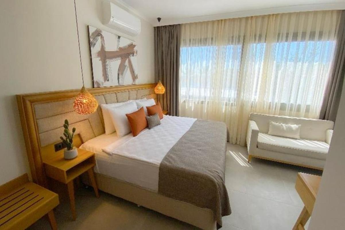 En fazla 2 yetişkin + 1 bebek (0-2 yaş).