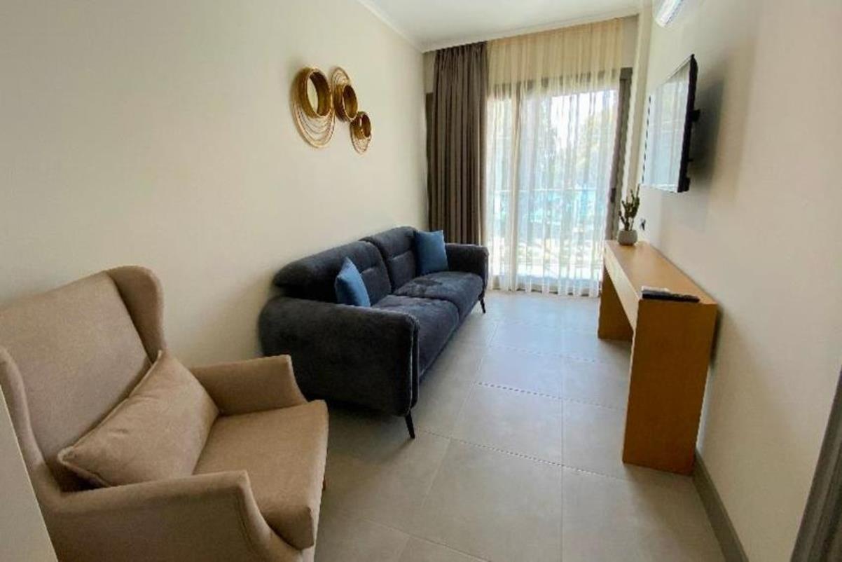 En fazla 2 yetişkin + 1 bebek (0-2 yaş).