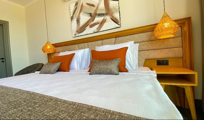 En fazla 3 yetişkin + 1 bebek (0-2 yaş) veya 2 yetişkin + 1 çocuk + 1 bebek (0-2 yaş).