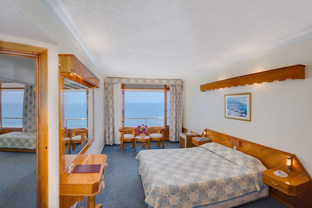 En az 3 yetişkin, En fazla 4 yetişkin + 1 çocuk veya 3 yetişkin + 2 çocuk.