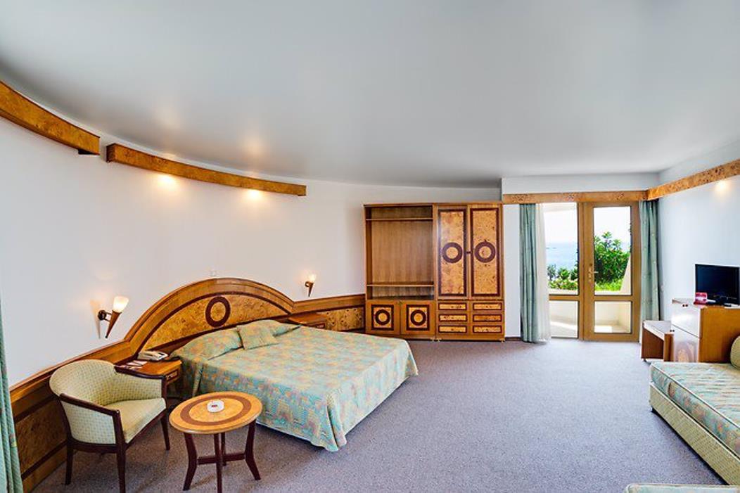 En fazla 3 yetişkin + 1 bebek (0-2 yaş) veya 2 yetişkin + 1 çocuk + 1 bebek (0-2 yaş).