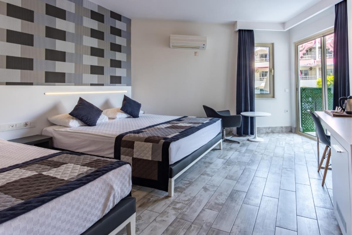 En fazla 3 yetişkin.