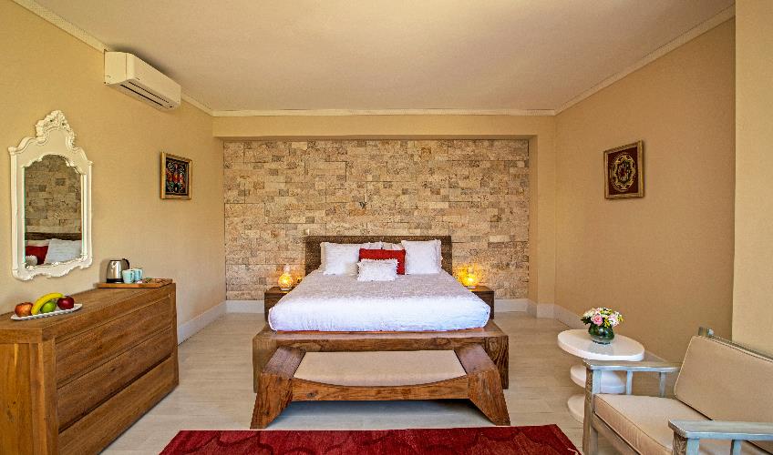 En fazla 3 yetişkin.