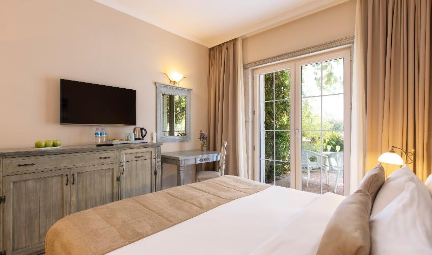 En fazla 3 yetişkin + 1 bebek (0-2 yaş).