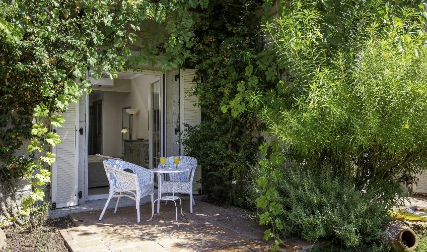 En fazla 3 yetişkin.