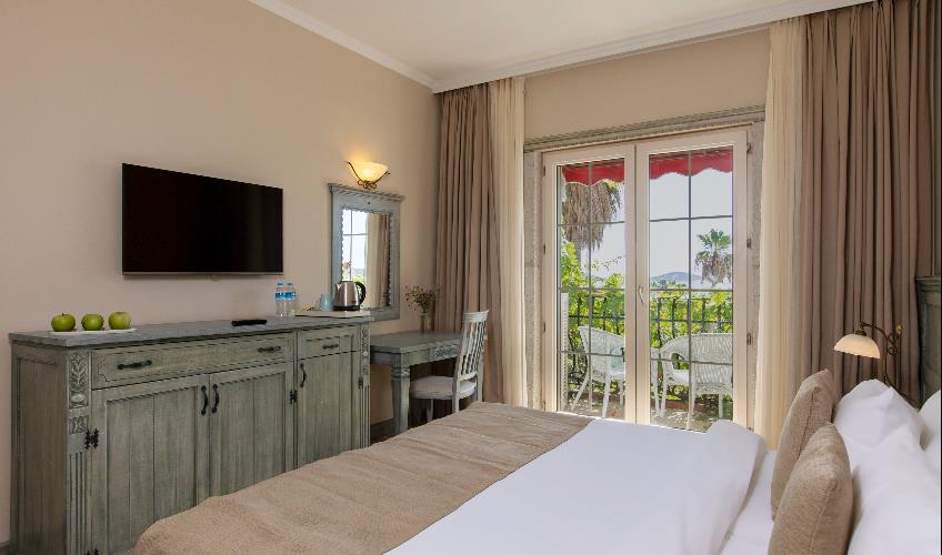 En fazla 3 yetişkin.