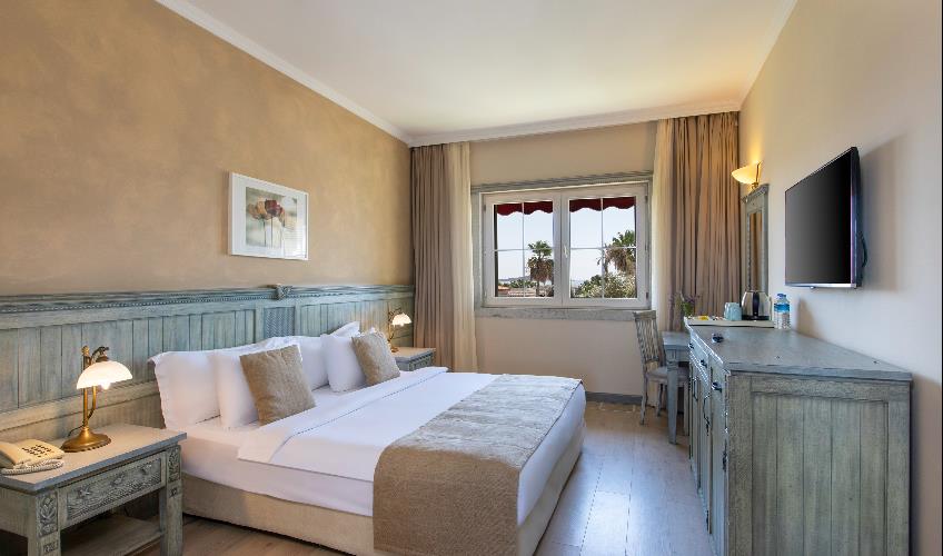 En fazla 3 yetişkin + 1 bebek (0-2 yaş).