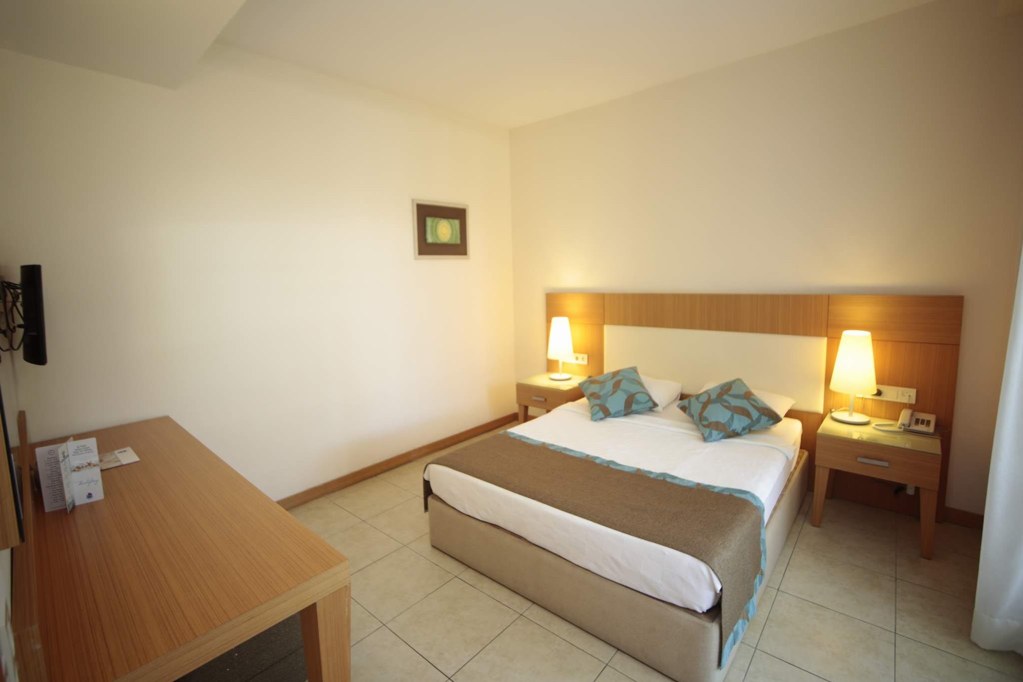 En az 3 yetişkin, En fazla 4 yetişkin.