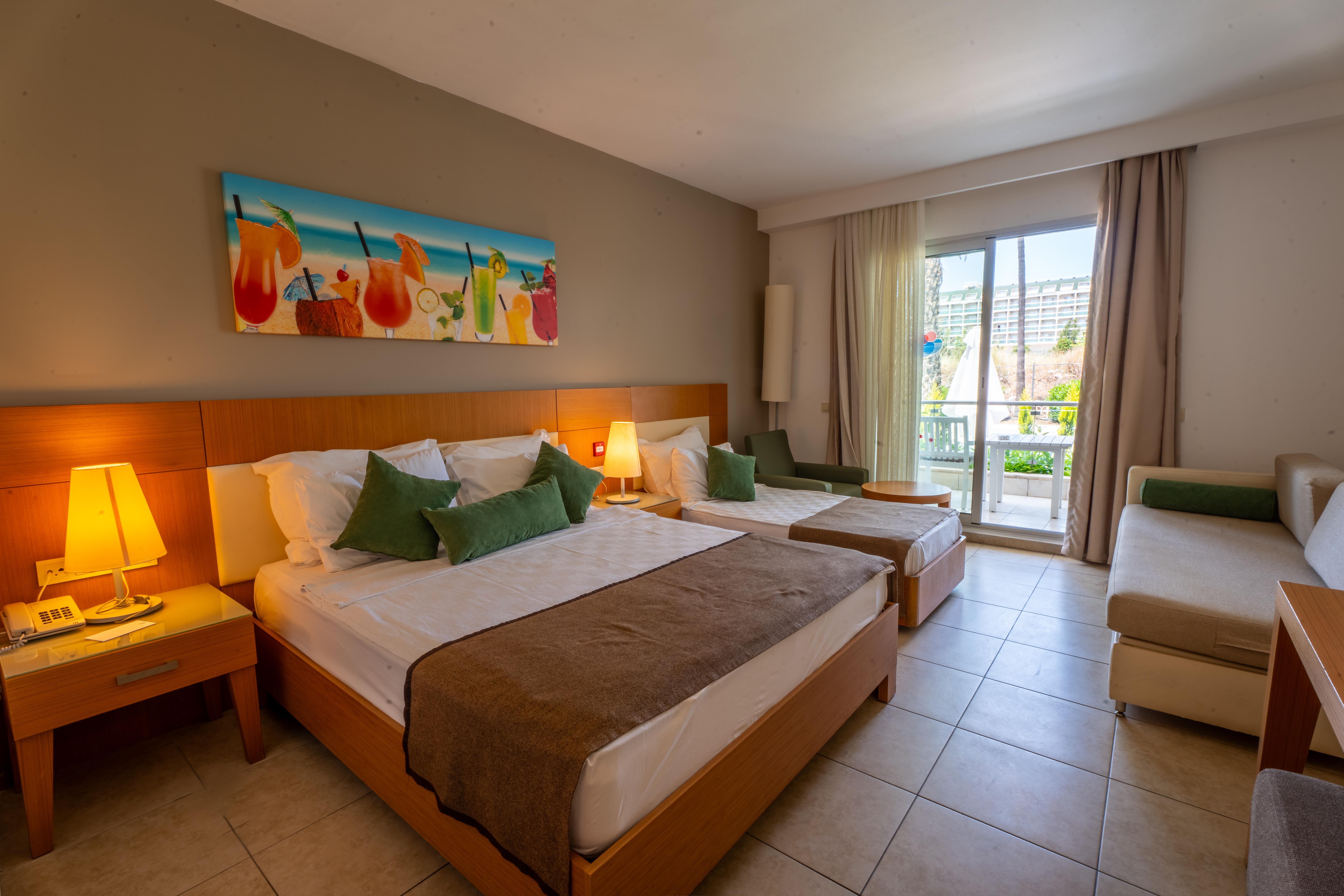 En fazla 3 yetişkin.