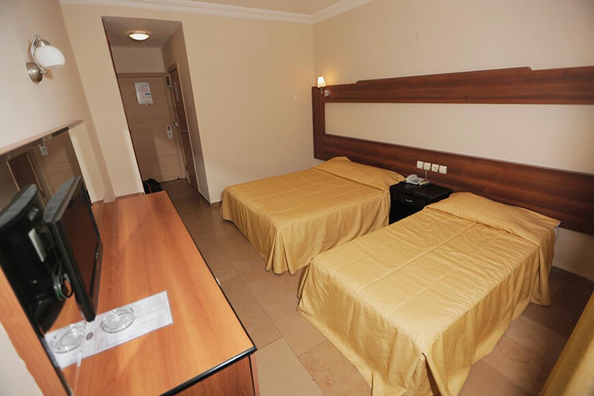 En az 3 yetişkin, En fazla 4 yetişkin veya 3 yetişkin + 1 çocuk.