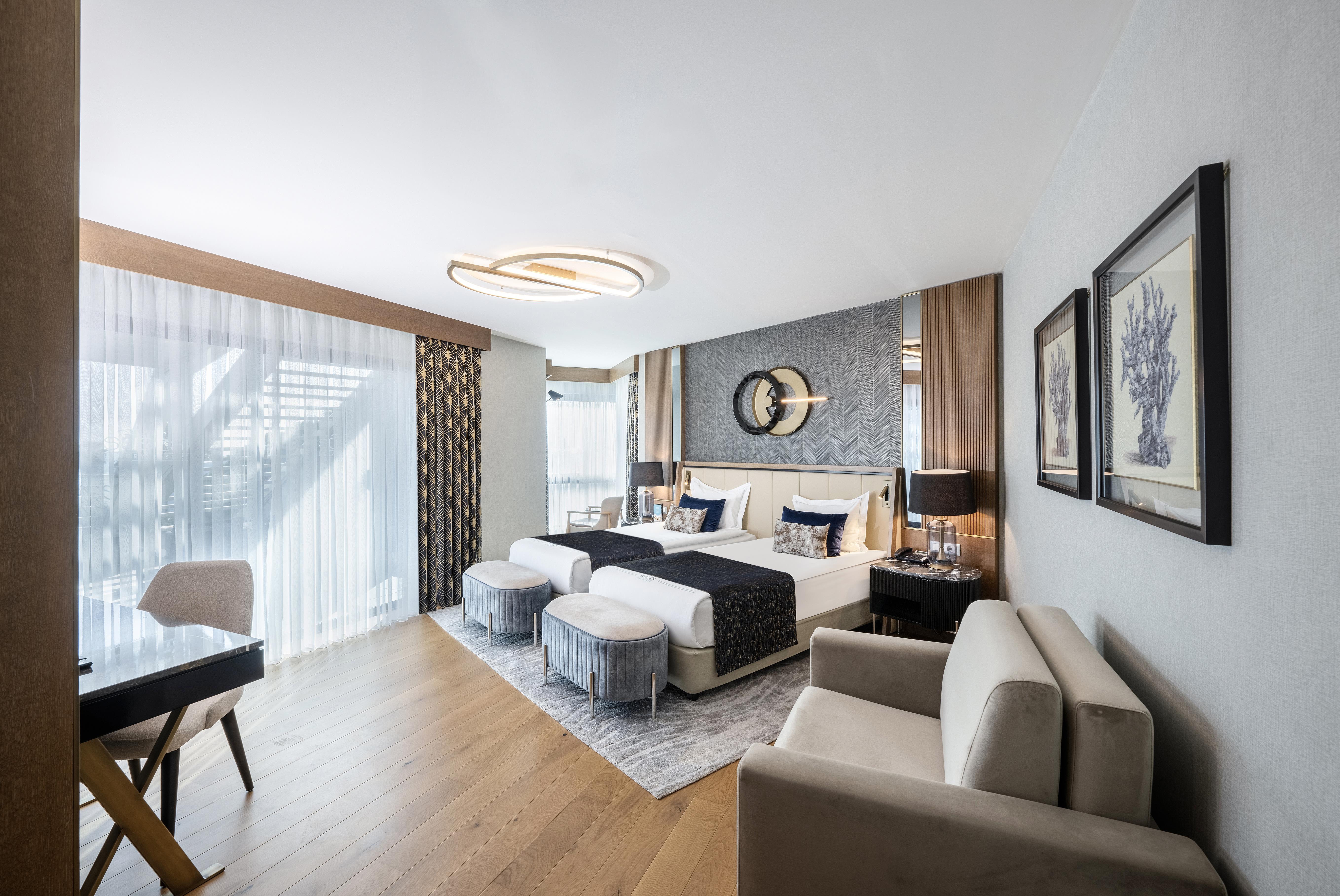 En az 3 yetişkin, En fazla 4 yetişkin + 1 çocuk veya 3 yetişkin + 2 çocuk.