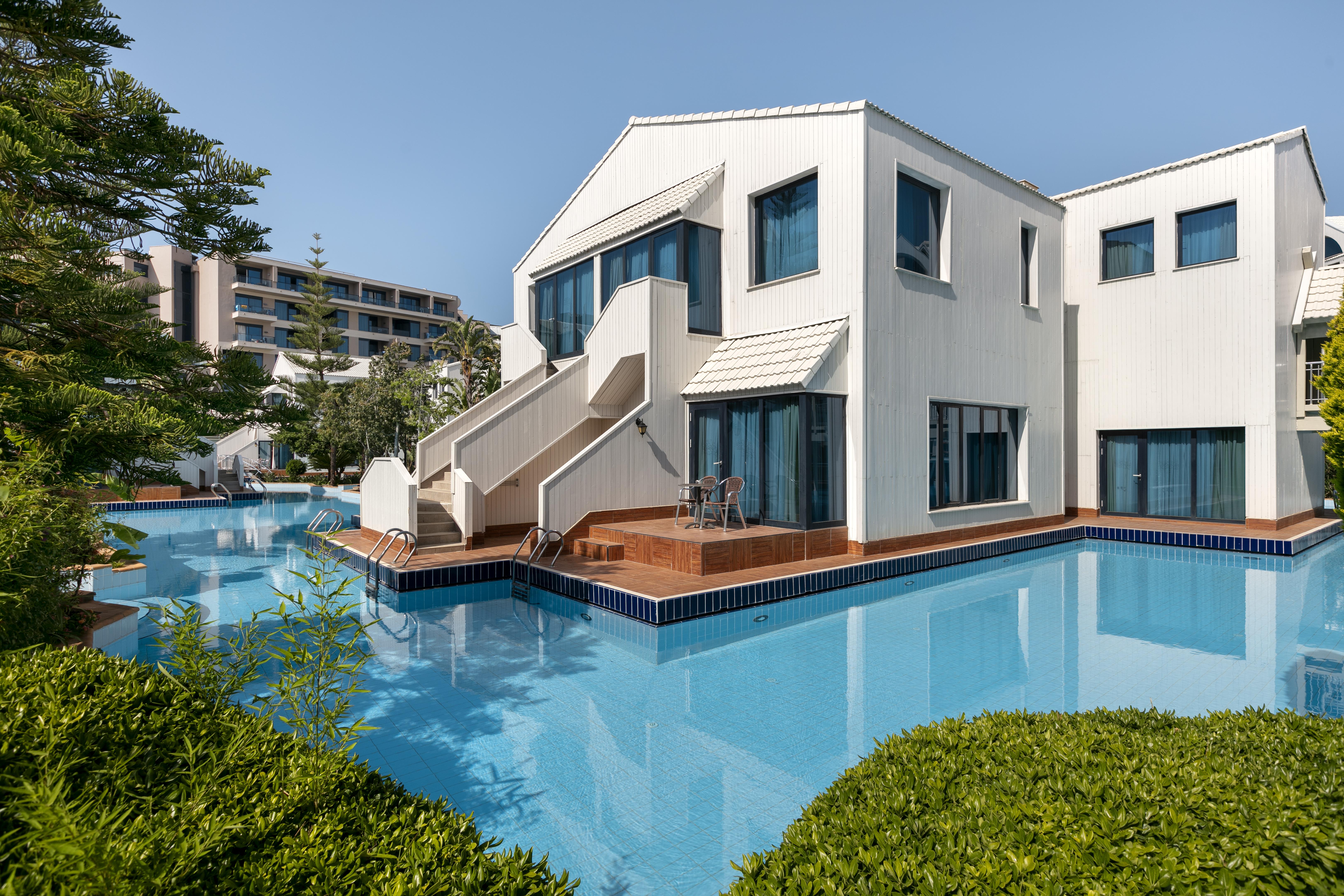 En az 2 yetişkin, En fazla 3 yetişkin + 1 çocuk veya 2 yetişkin + 2 çocuk.