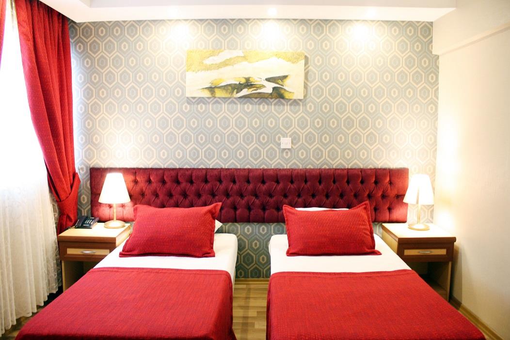 En fazla 3 yetişkin veya 2 yetişkin + 1 çocuk.