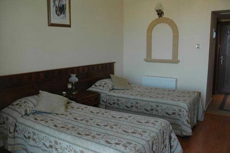 En fazla 2 yetişkin + 1 bebek (0-2 yaş).