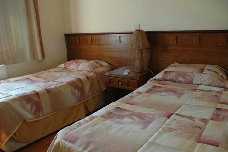 En fazla 3 yetişkin veya 2 yetişkin + 1 çocuk.