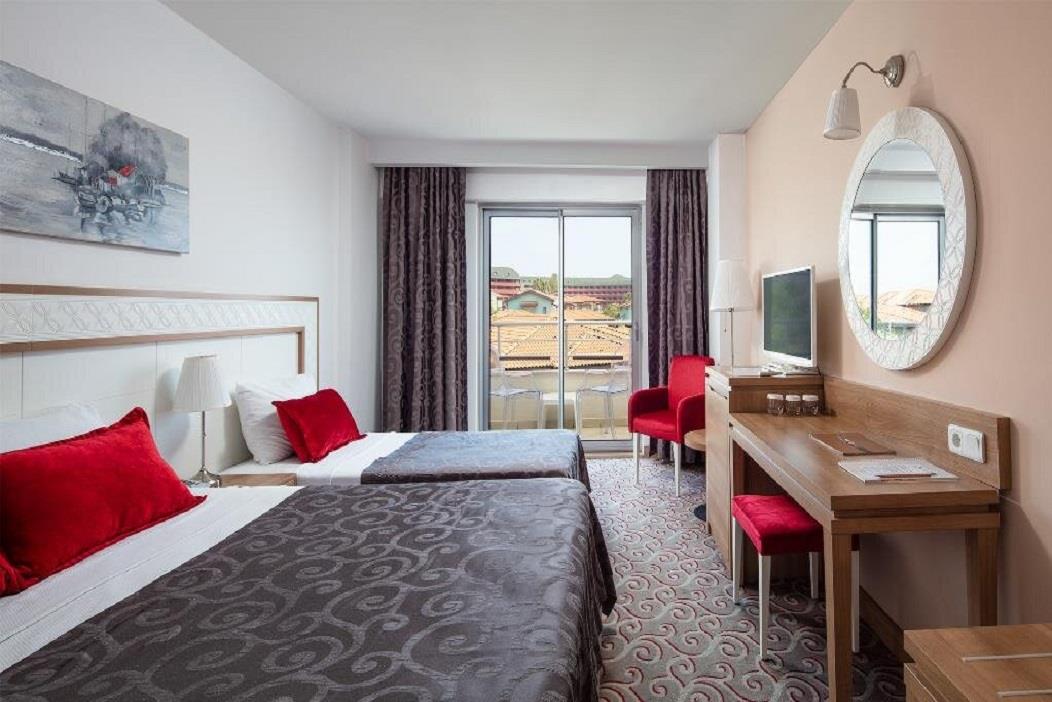 En fazla 3 yetişkin veya 2 yetişkin + 1 çocuk.