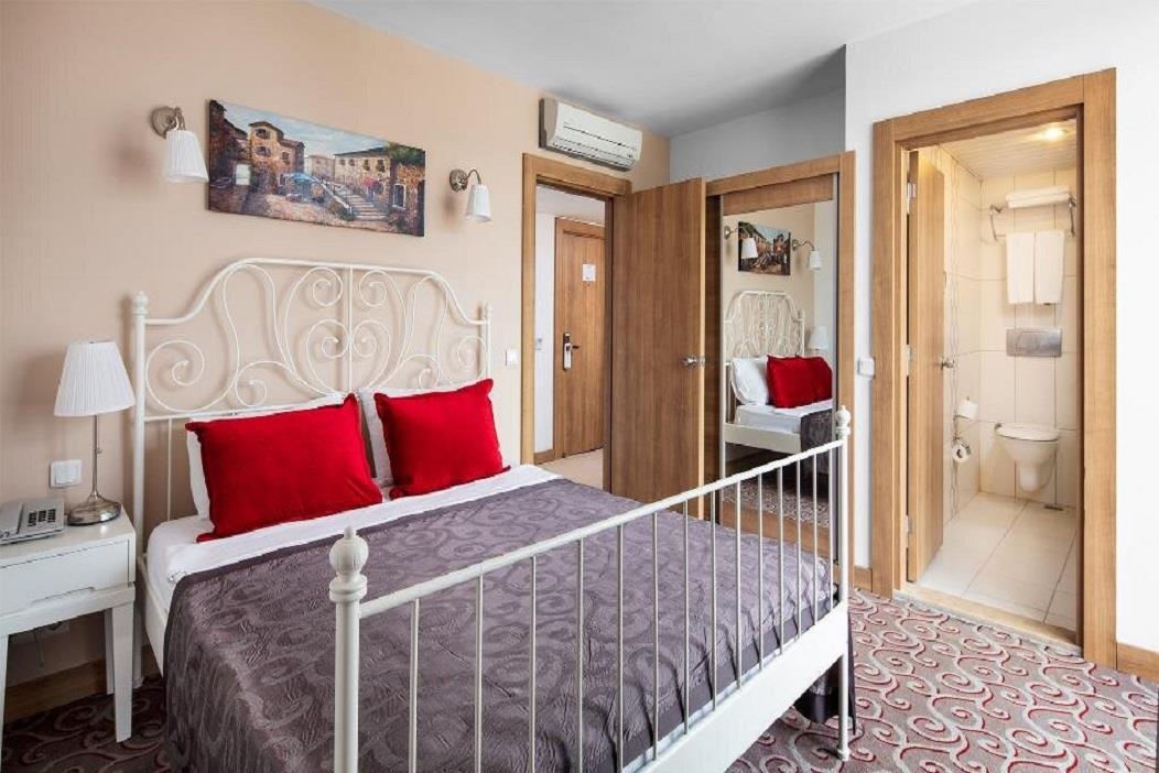 En az 2 yetişkin, En fazla 4 yetişkin veya 3 yetişkin + 1 çocuk.