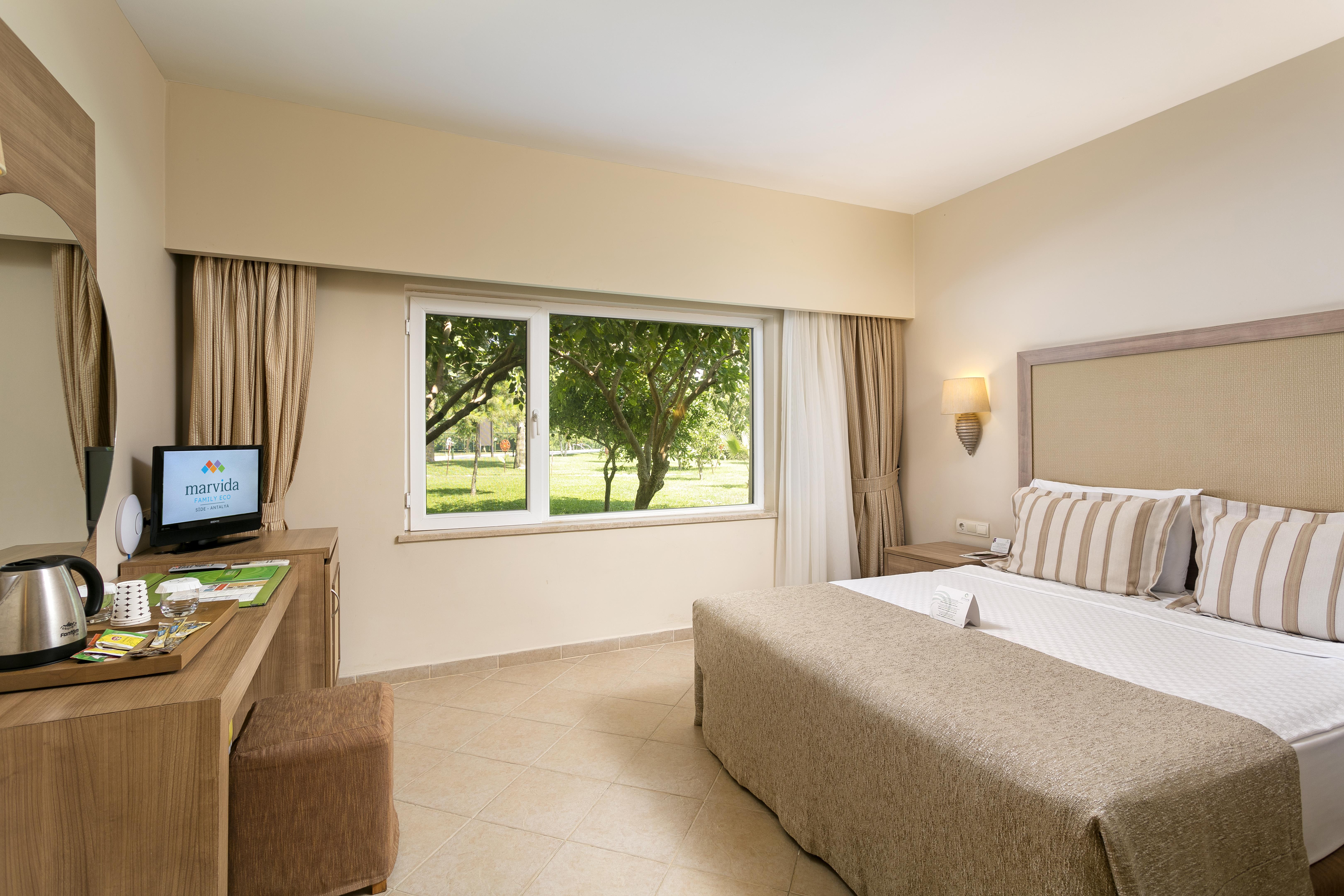 En az 3 yetişkin, En fazla 5 yetişkin veya 4 yetişkin + 1 çocuk.