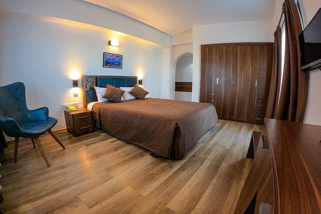 En fazla 3 yetişkin veya 2 yetişkin + 1 çocuk.