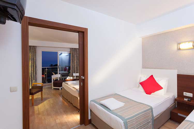 En az 2 yetişkin, En fazla 4 yetişkin veya 3 yetişkin + 1 çocuk.