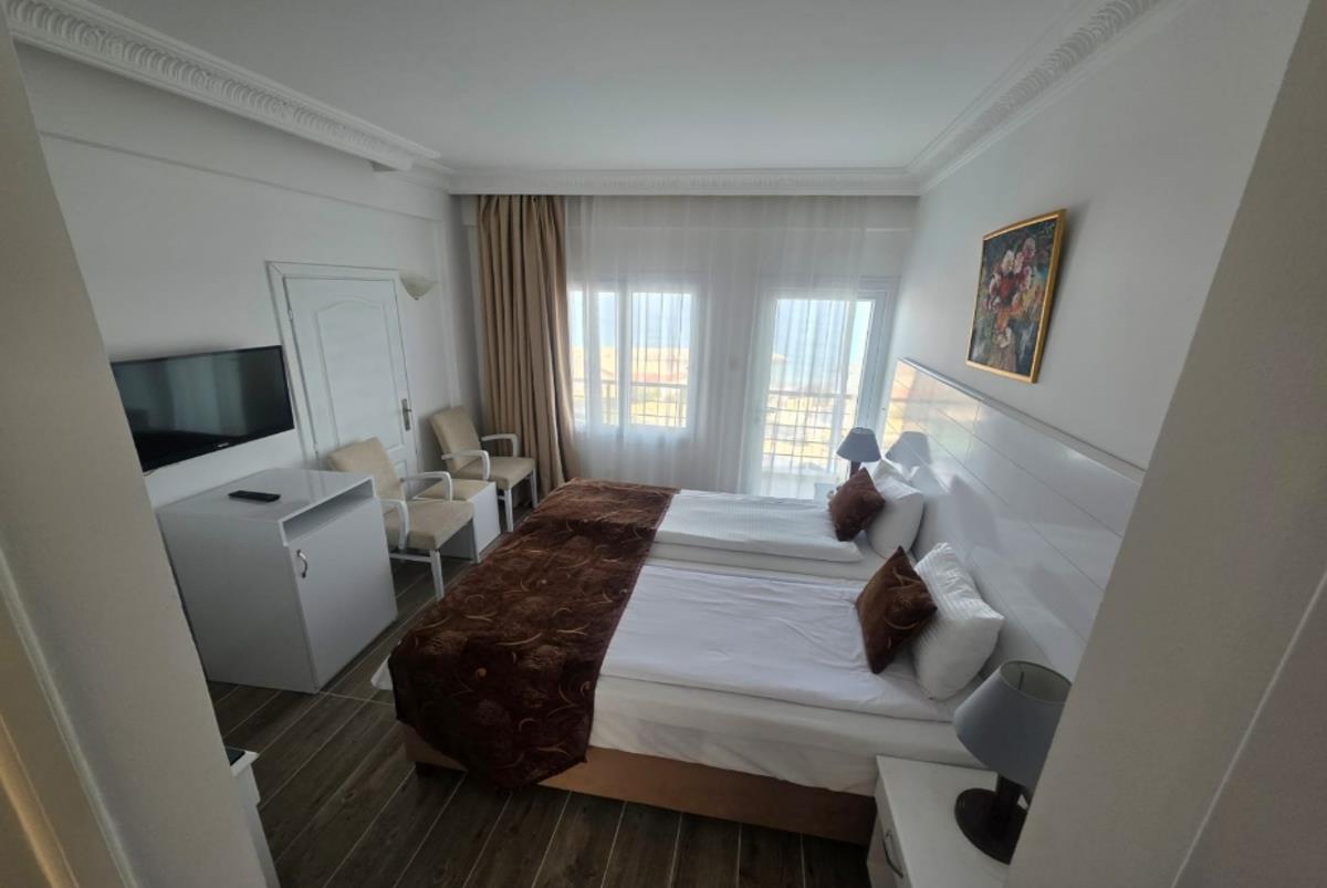 En fazla 3 yetişkin veya 2 yetişkin + 1 çocuk.