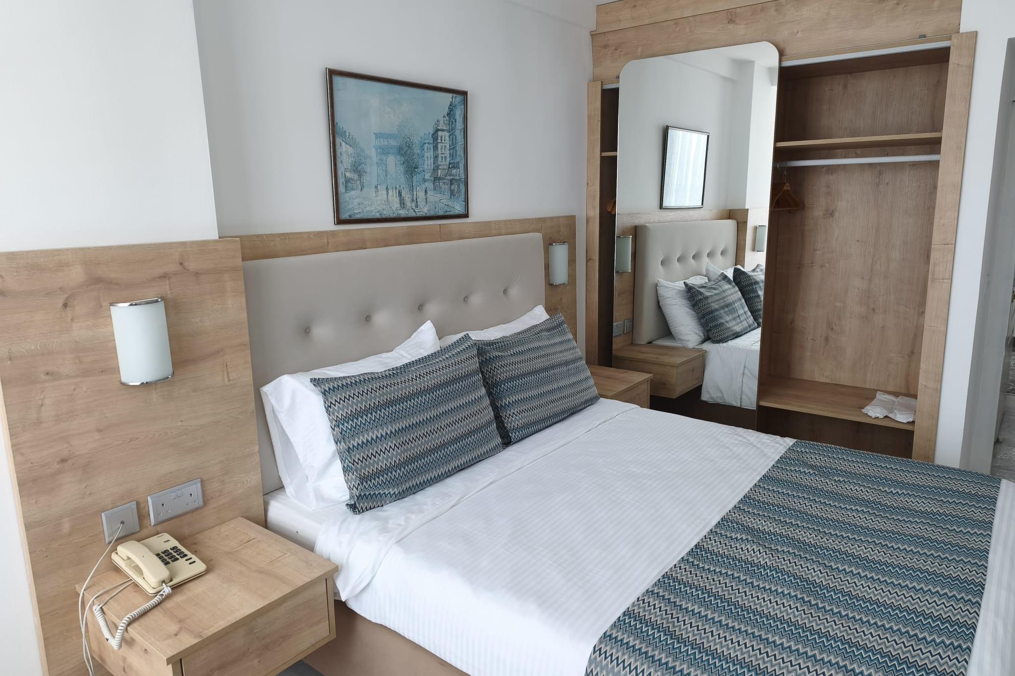 En fazla 3 yetişkin.