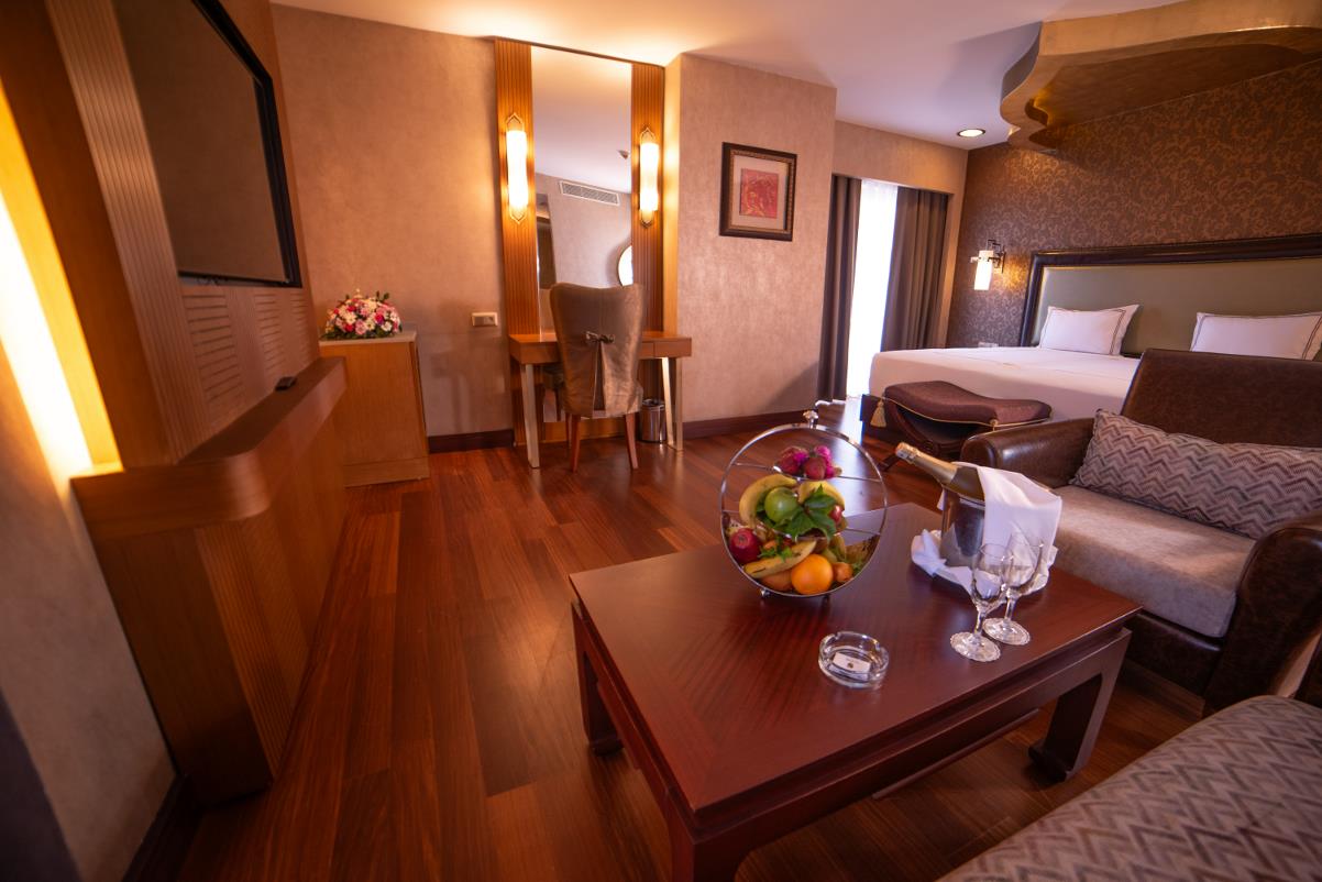 En az 3 yetişkin, En fazla 4 yetişkin veya 3 yetişkin + 1 çocuk.