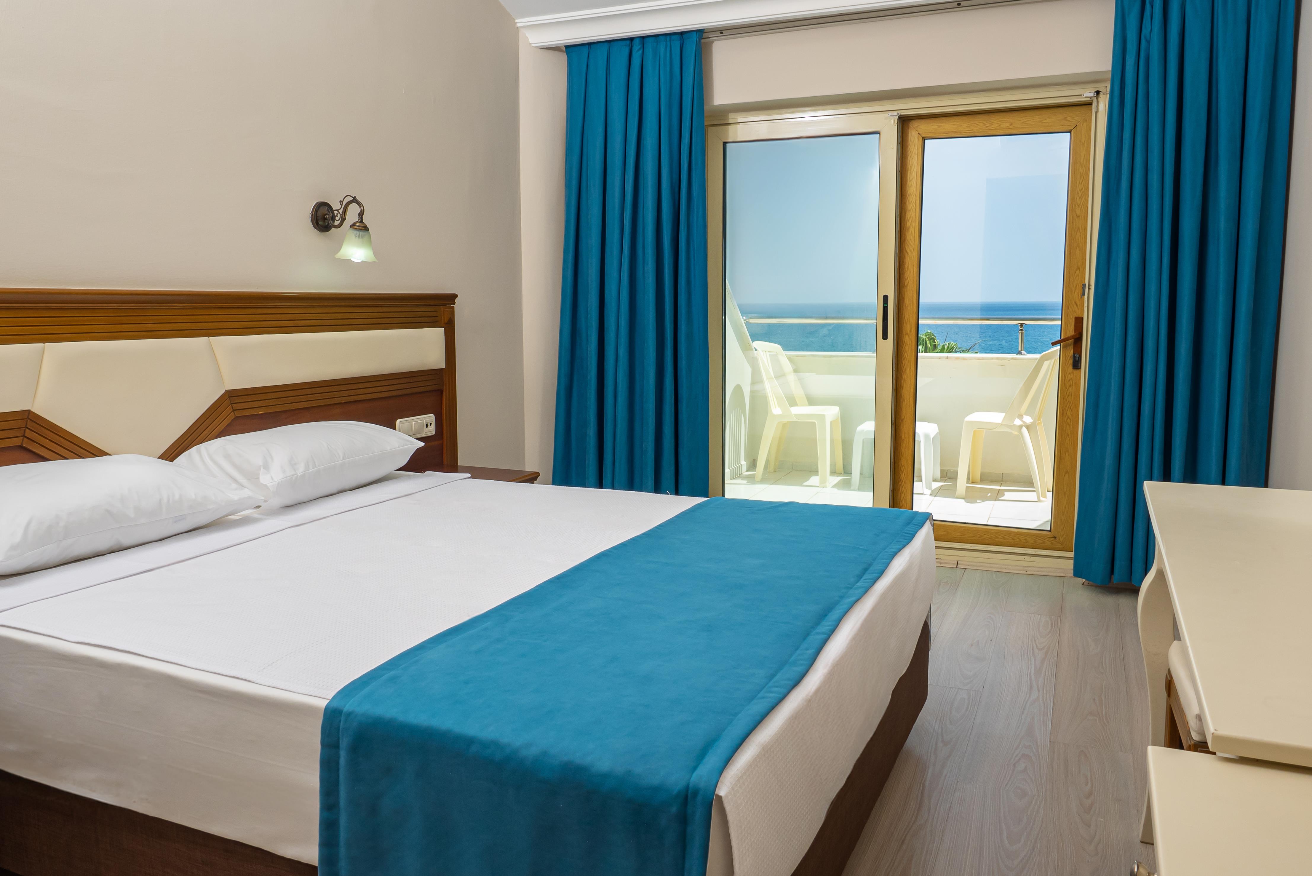 En fazla 3 yetişkin.