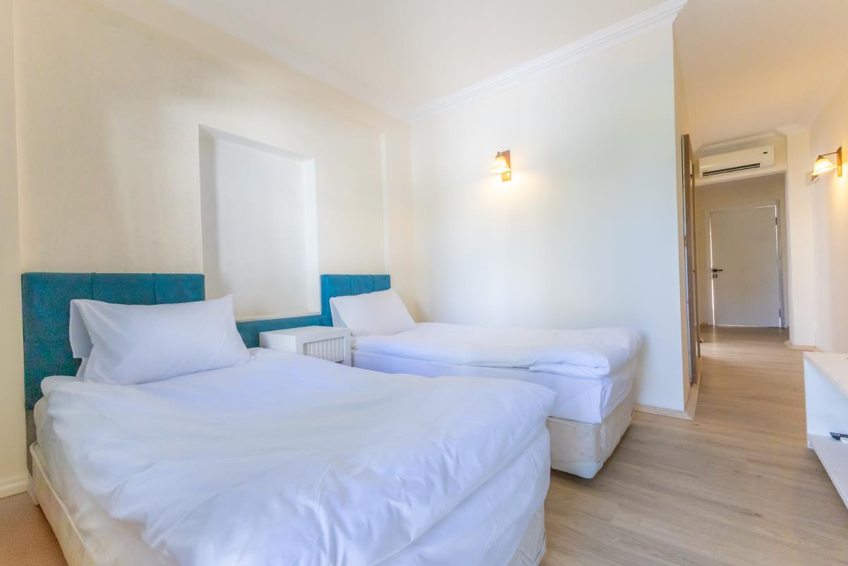 En fazla 3 yetişkin veya 2 yetişkin + 1 çocuk.