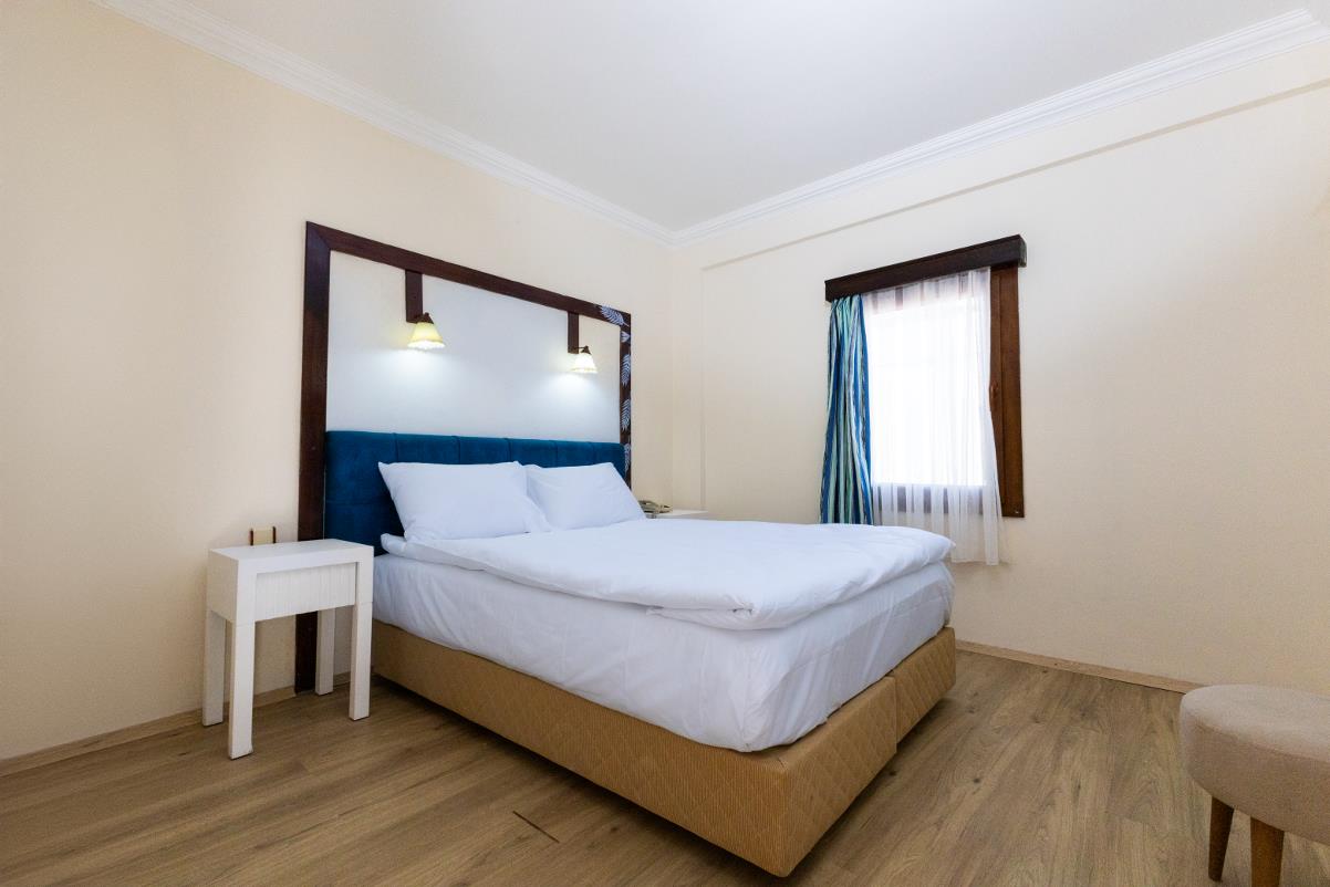 En fazla 3 yetişkin veya 2 yetişkin + 1 çocuk.