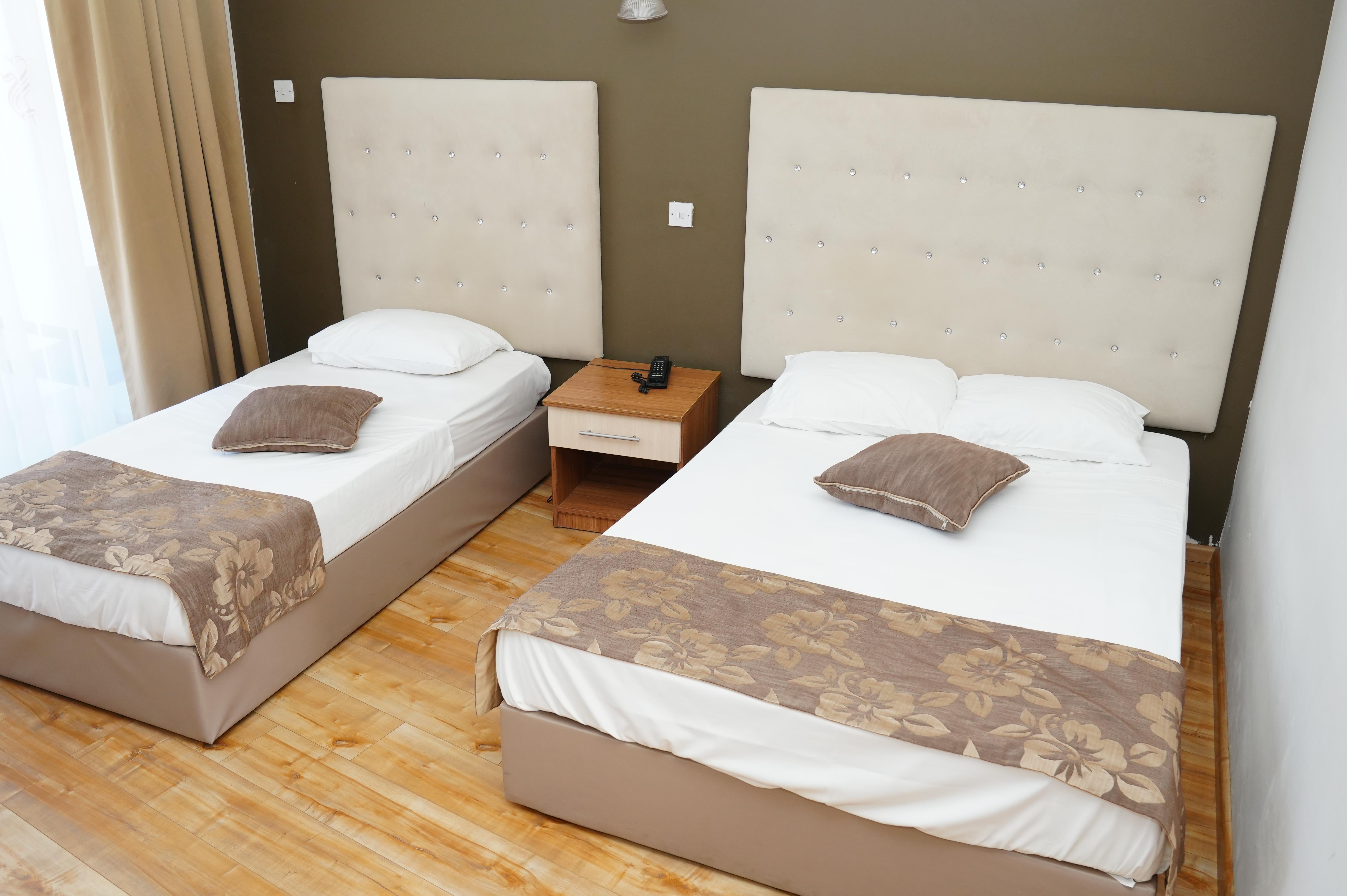 En fazla 3 yetişkin veya 2 yetişkin + 1 çocuk.