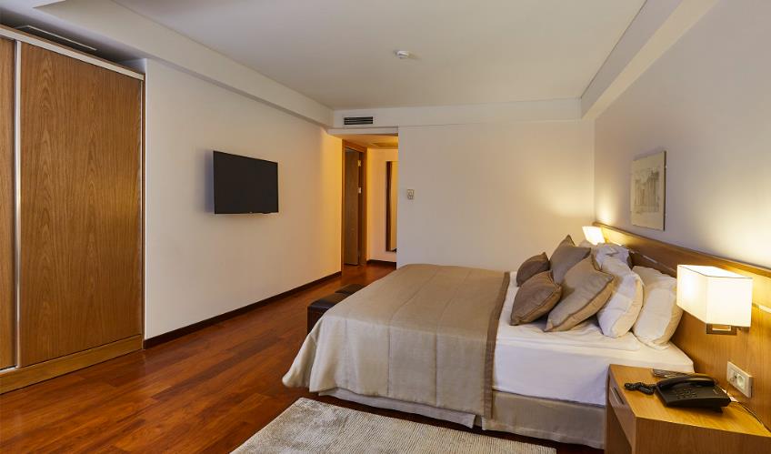 En fazla 3 yetişkin veya 2 yetişkin + 1 çocuk.