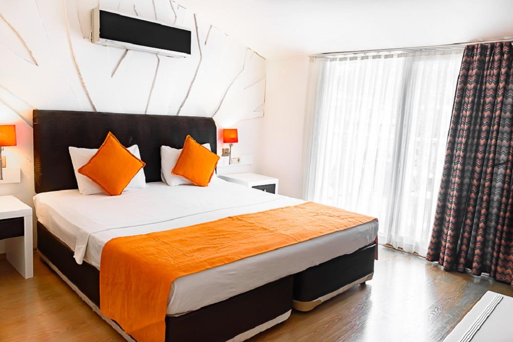 En fazla 3 yetişkin + 1 bebek (0-2 yaş) veya 2 yetişkin + 1 çocuk + 1 bebek (0-2 yaş).