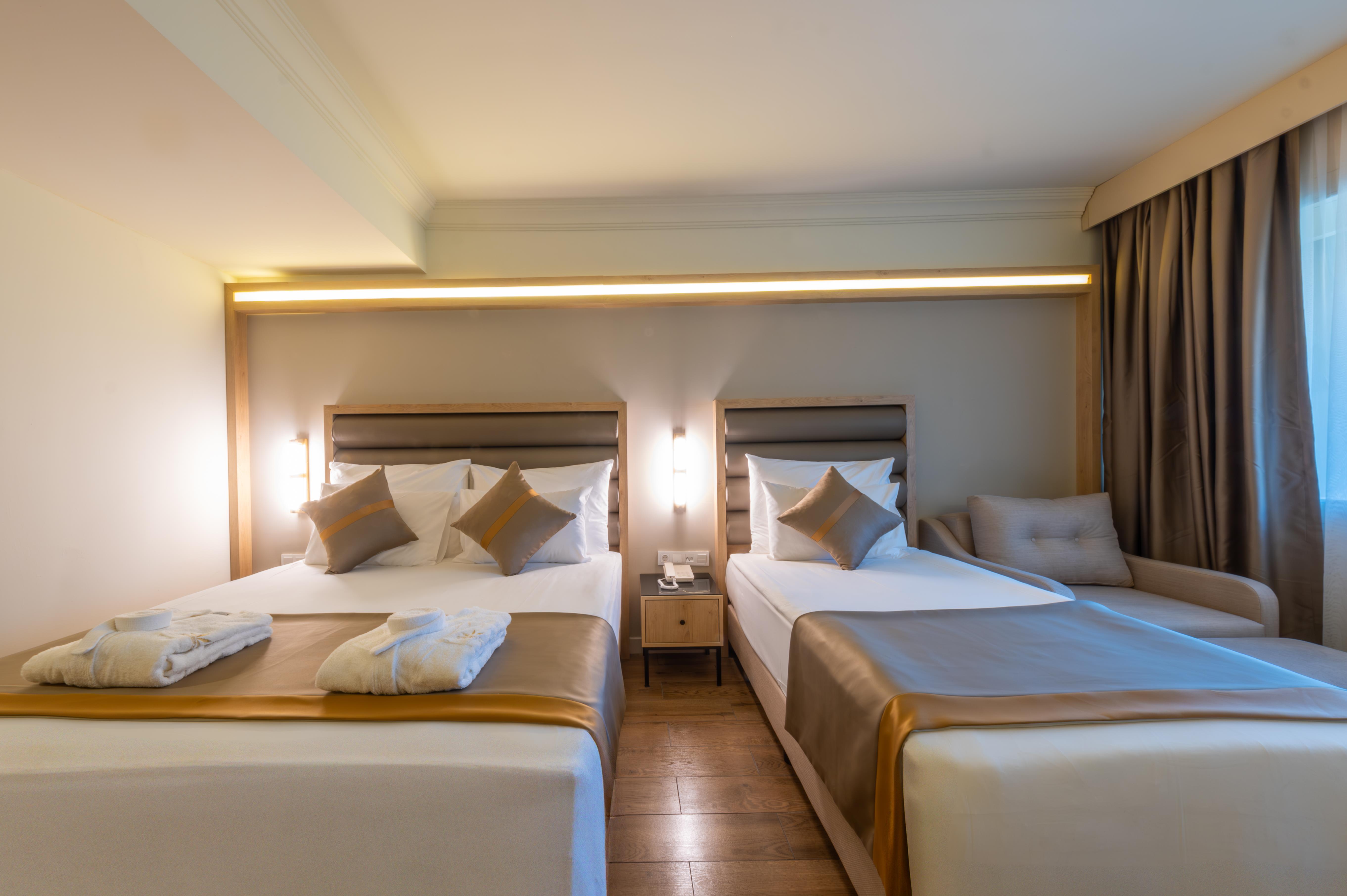 En az 3 yetişkin, En fazla 4 yetişkin + 1 çocuk veya 3 yetişkin + 2 çocuk.