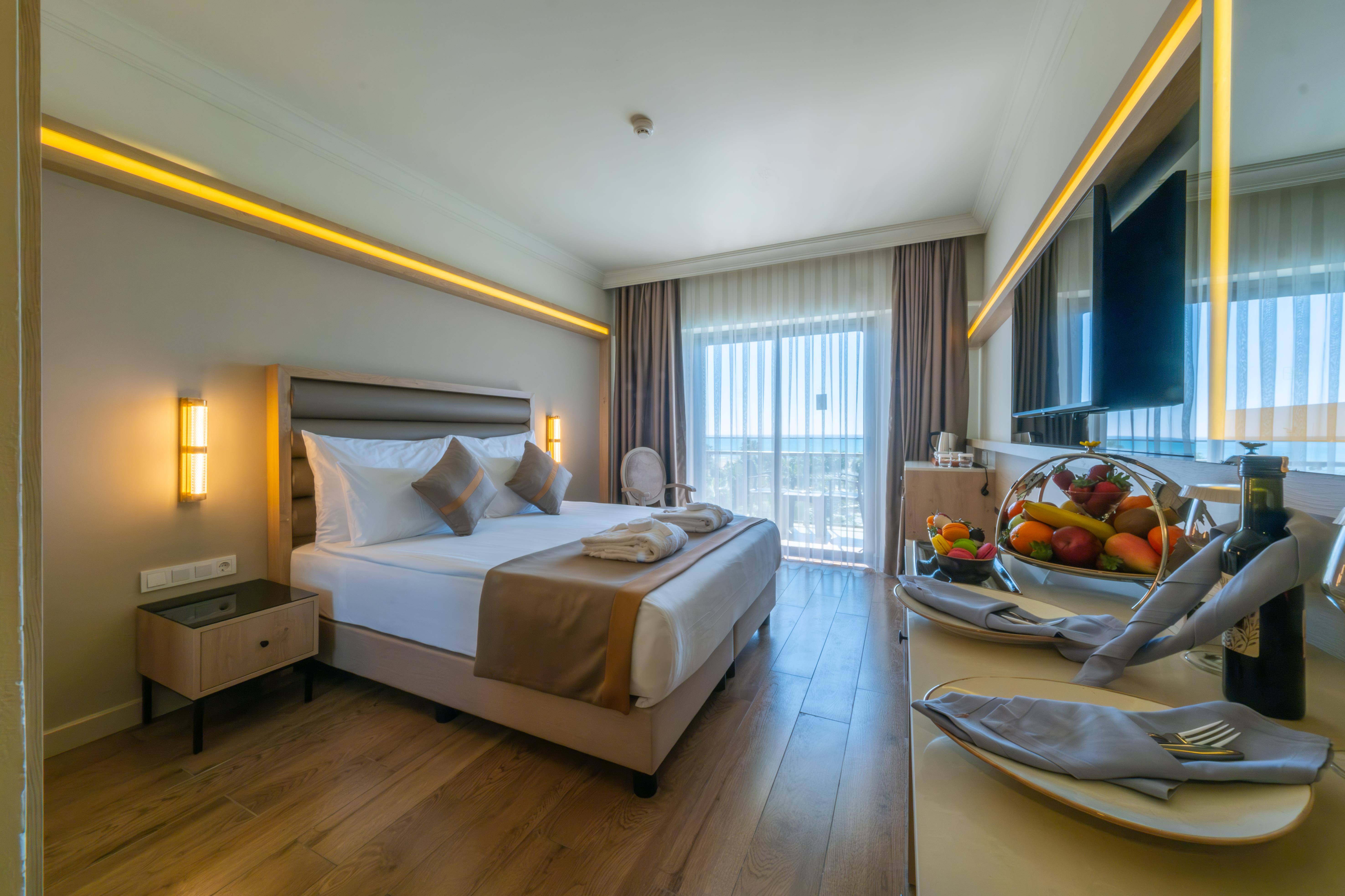 En fazla 2 yetişkin + 1 bebek (0-2 yaş).