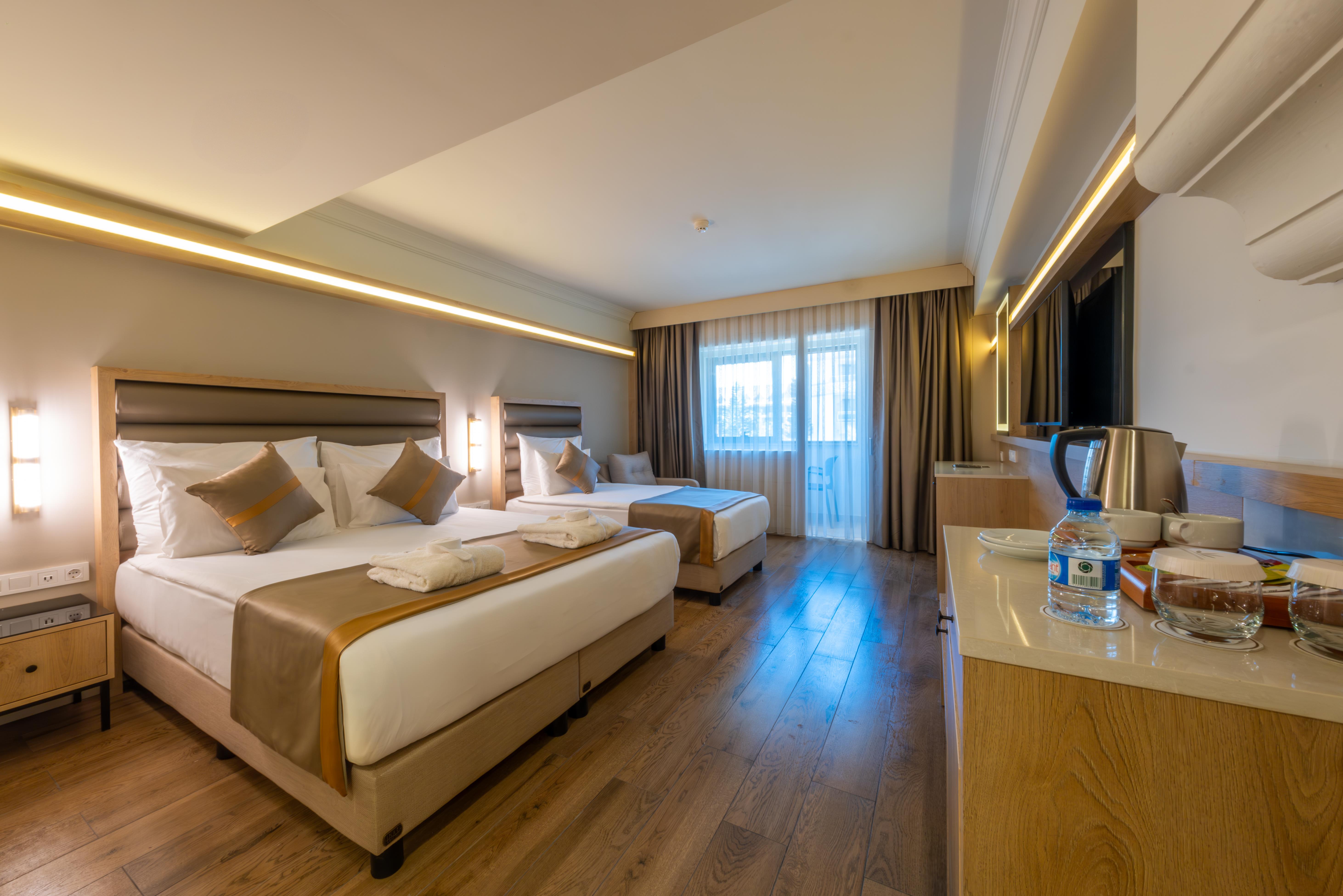 En fazla 3 yetişkin + 1 bebek (0-2 yaş) veya 2 yetişkin + 1 çocuk + 1 bebek (0-2 yaş).