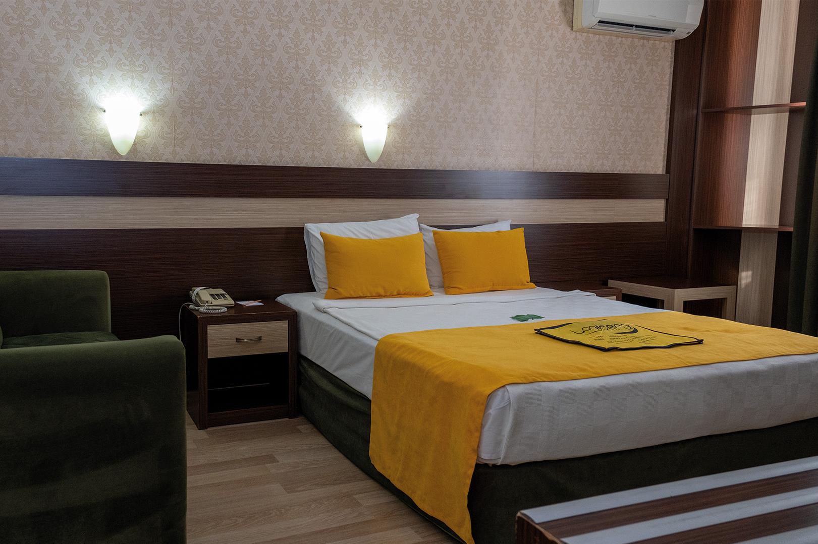 En az 2 yetişkin, En fazla 3 yetişkin + 1 çocuk veya 2 yetişkin + 2 çocuk.