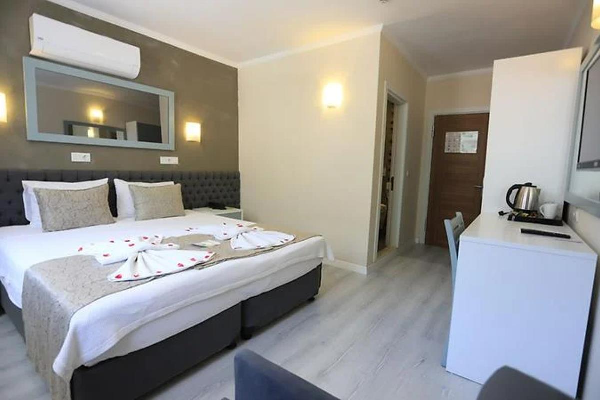 En fazla 2 yetişkin + 1 bebek (0-2 yaş).