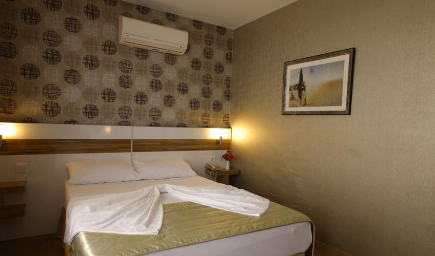 En fazla 2 yetişkin + 1 bebek (0-2 yaş).