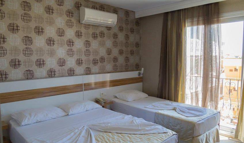 En fazla 3 yetişkin + 1 bebek (0-2 yaş).