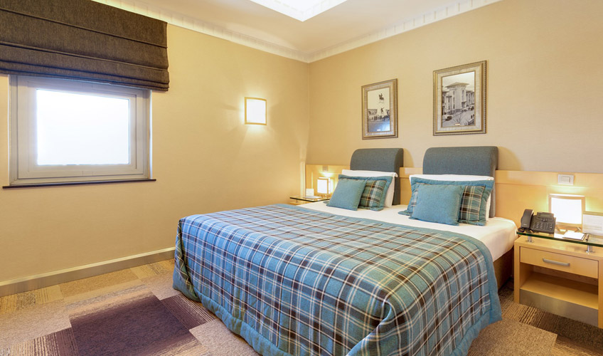 En az 2 yetişkin, En fazla 2 yetişkin.